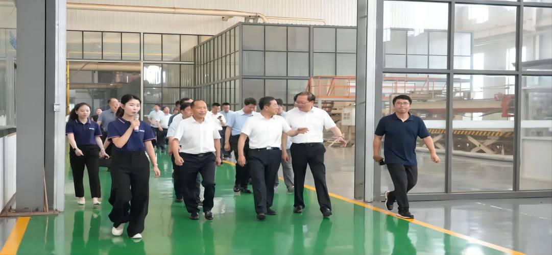 省人大常委會(huì)副主任、黨組書(shū)記楊東奇到新港集團(tuán)走訪調(diào)研，點(diǎn)贊新港仿生膠技術(shù)創(chuàng)新