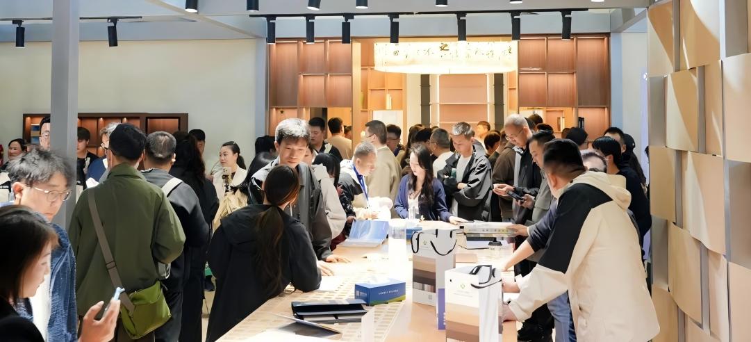 閃耀啟幕！新港仿生精板×中國建博會（上海）首日盛況！
